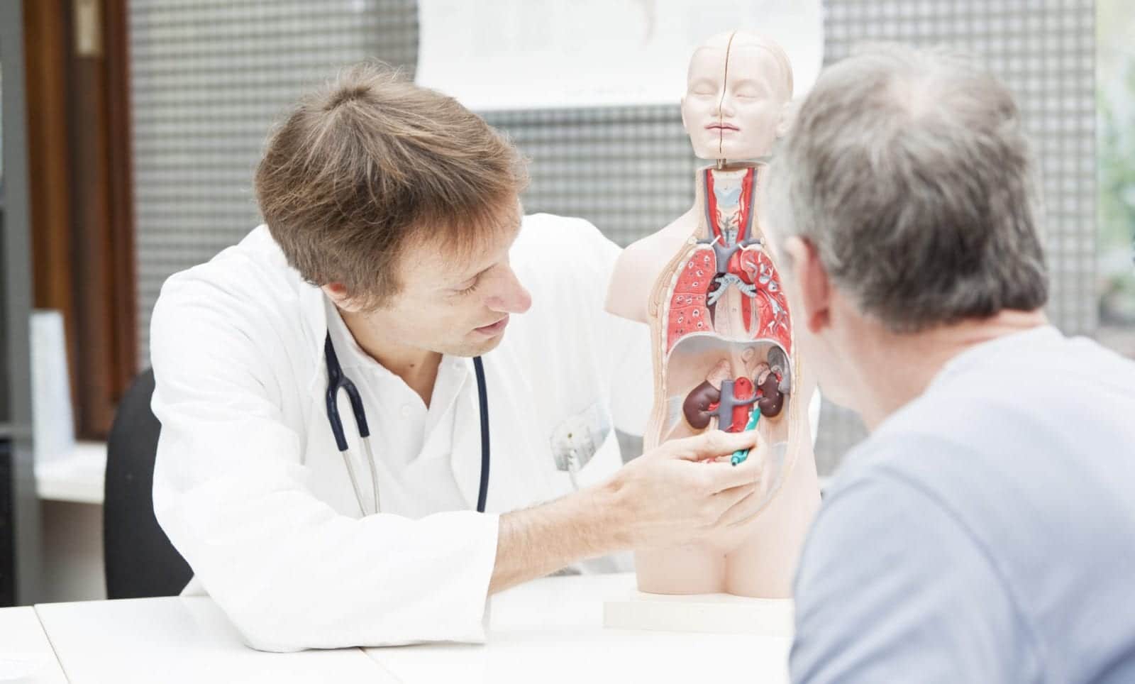 Doctor explaining ketoacidosis symptoms